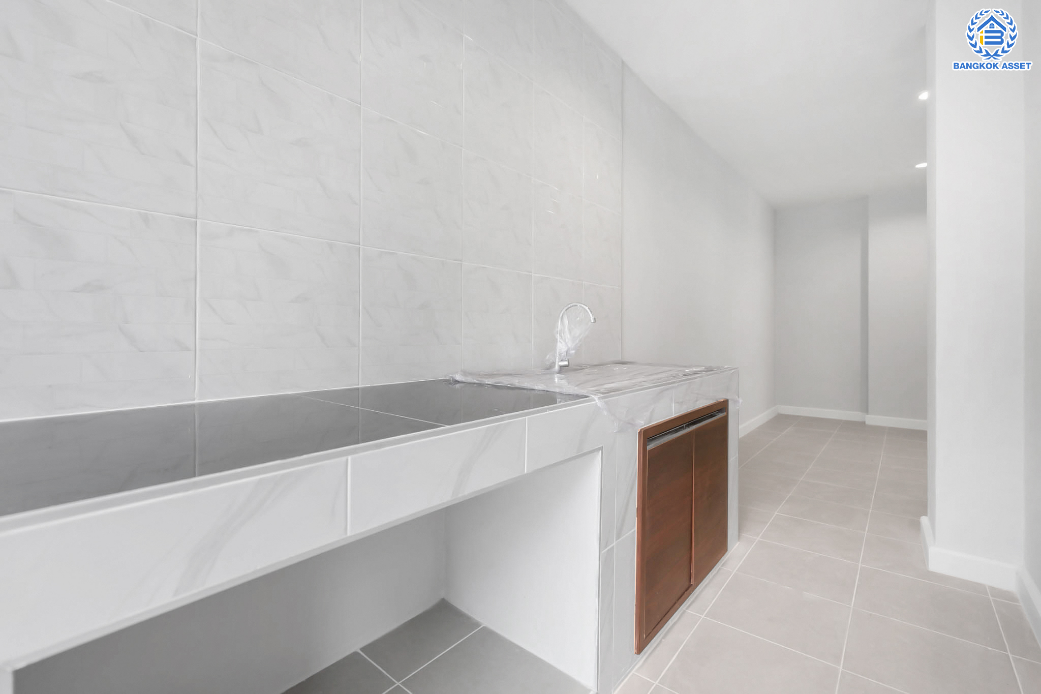 บ้านมือสองตกแต่งใหม่ หลังใหญ่พิเศษ! แปลงมุม! ม.บุษราคัม กรีนวิลล์ ปิ่นเกล้า-วงแหวน เนื้อที่ 71 ตร.ว. พื้นที่ใช้สอยกว่า 228 ตร.ม. ฟังก์ชัน 3 ห้องนอน 2 ห้องน้ำ 1 ห้องอเนกประสงค์ขนาดใหญ่ จอดรถได้ 2 คัน พร้อมพื้นที่บริเวณบ้านเกือบ 100 ตร.ม. บนทำเลเดินทางสะดวก เชื่อมต่อทั้งปิ่นเกล้า-ศาลายา ใกล้เซ็นทรัลเวสต์เกต ทางด่วน "กาญจนาภิเษก" และรถไฟฟ้า "สถานีตลาดบางใหญ่"